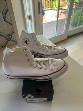 Converse Chuck Taylor All Star High Top – White Women’s 7.5/Men’s 5.5 New in Box